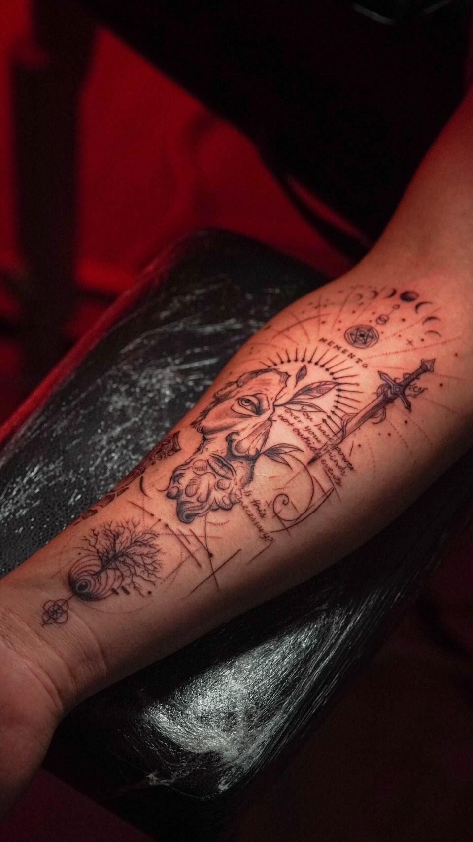 Tatuaje celestial luna y estrellas